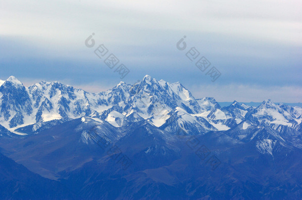 雪山脉风景从新疆，基亚纳