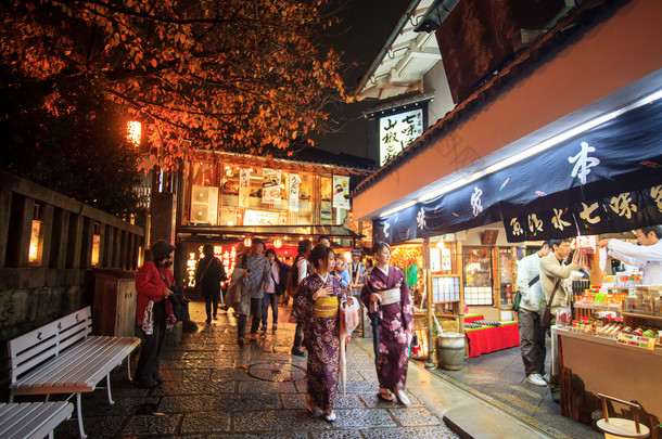 游客走在通往清水寺<strong>的</strong>街道