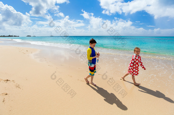 在海滩上玩耍的孩子