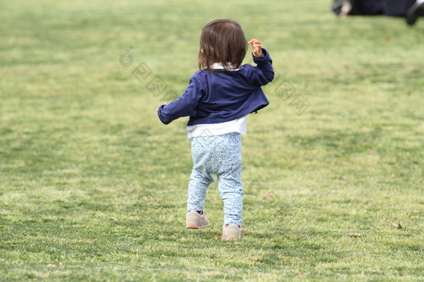 踩踏草坪 （1 岁的日本女孩)