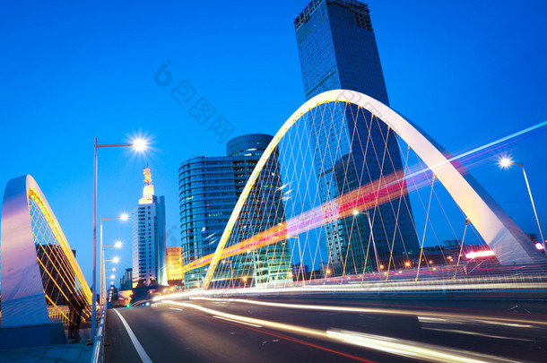 弧桥主梁<strong>公路</strong>汽车灯落后于城市夜景观