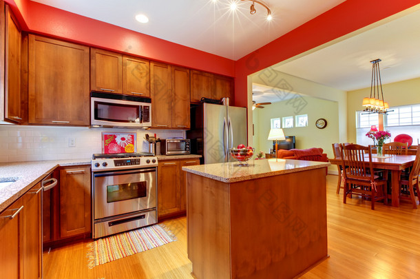 美丽的木头的红色现代新厨房.