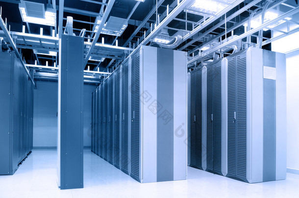拍摄的网络电缆和技术的数据中心中的服务器