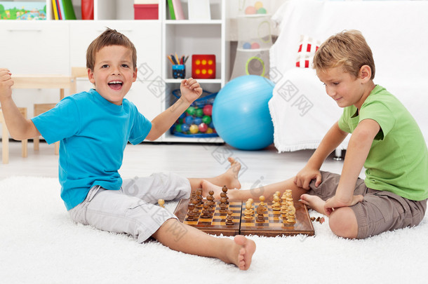 男孩 wins 棋<strong>游戏</strong>