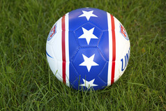 团队美国官方足球在草地上