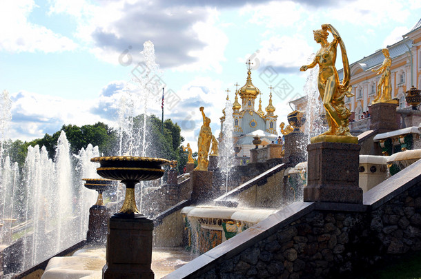 级联喷泉雕塑在圣彼得堡，俄罗斯