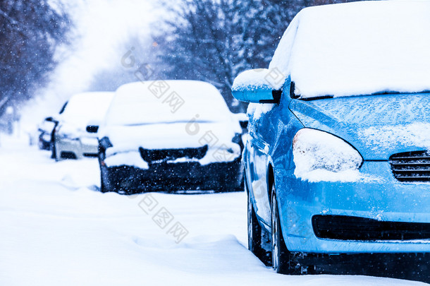 停放的汽车在一场暴风雪冬季的一天