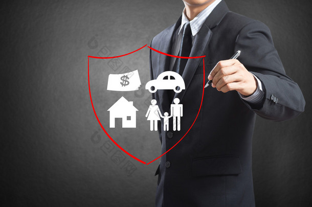 <strong>绘制</strong>屏蔽保护家庭、 房子、 车子、 金钱的商人.