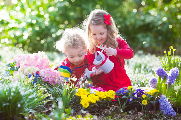 孩子们在盛开的花园里种花