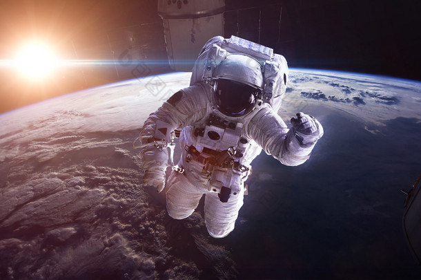 宇航员<strong>在</strong>外层空间行星地球的背景。这幅图像由美国国家航空航天局提供的元素