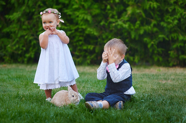 女孩和兔子在草地上玩耍的小男孩
