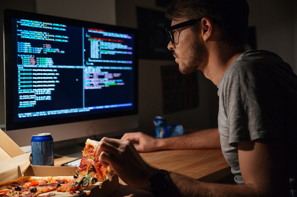 集中的<strong>软件</strong>开发商吃披萨和编码 