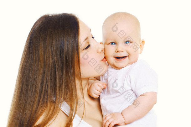 肖像快乐妈妈亲吻她可爱的宝宝，在白色的<strong>背景</strong>
