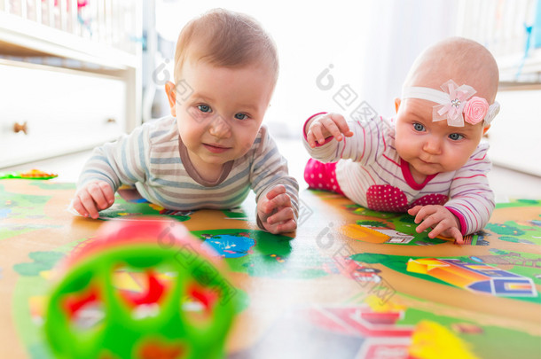 男孩和女孩出生的双胞胎宝宝在家里玩