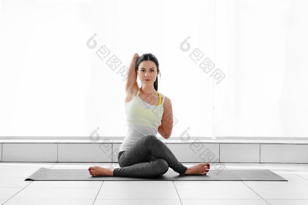 女人做瑜伽运动 