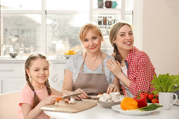 女人，母亲和女儿做饭 