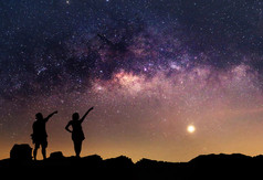 明星-麦田守望者 》。一个人站在银河系旁边