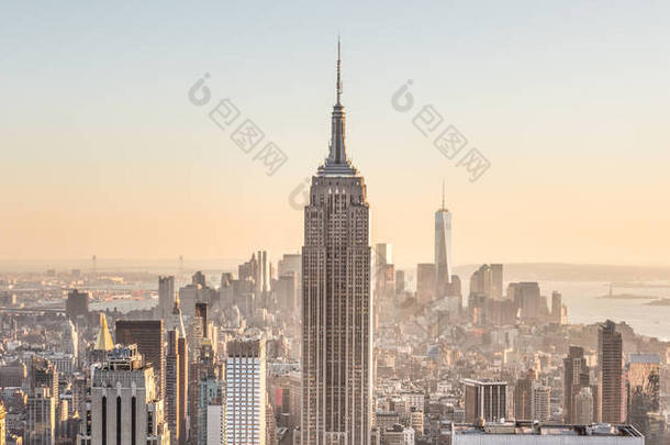 美国纽约市曼哈顿市中心天际线在日落时.