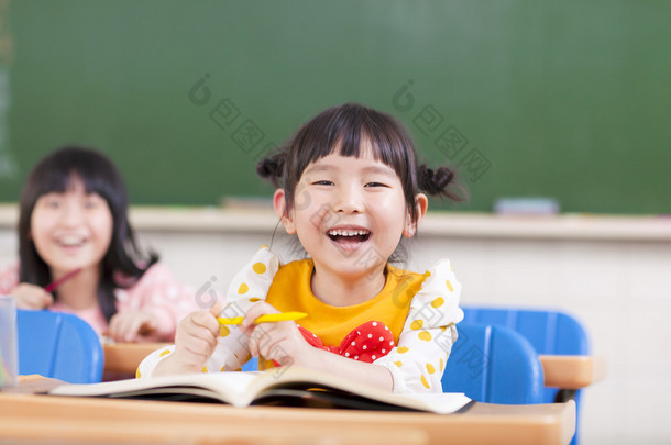 快乐的孩子们在教室里学习