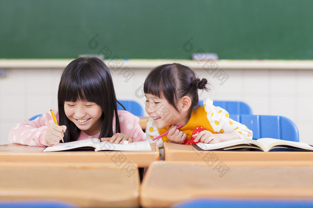 可爱的小女生看她<strong>同学</strong>的家庭作业