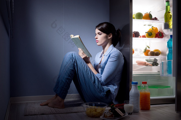 <strong>睡不着</strong>觉的女人，在厨房里阅读