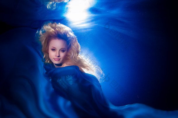 水下照片相当年轻的女孩，戴着金色的长头发