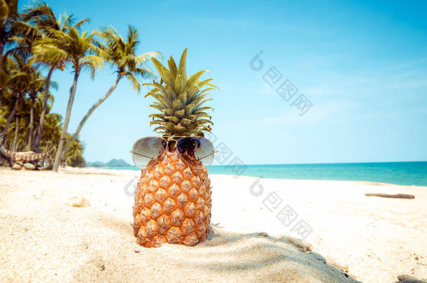 菠萝在沙滩上的墨镜