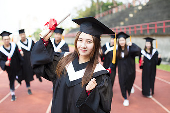 快乐毕业学生文凭户外 学生种树