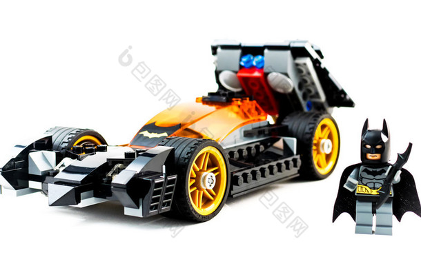 克罗地亚萨格勒布-2015 年 12 月 25 日 ︰ 乐高玩具蝙蝠侠的蝙蝠车。工作室拍摄白色背景上.