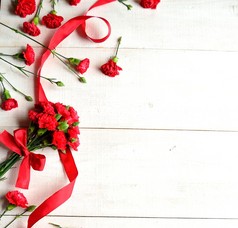 红色的康乃馨花束用丝带