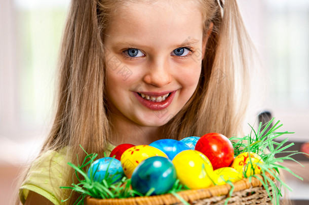 快乐的孩子画复活节彩蛋在家里