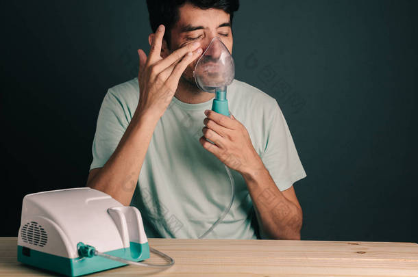 画像的人使用国内吸入器 / 雾化器与鼻窦炎症状