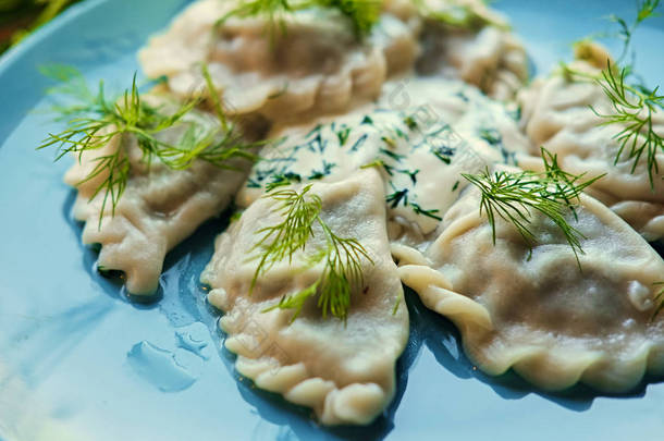 美味的饺子，用欧芹