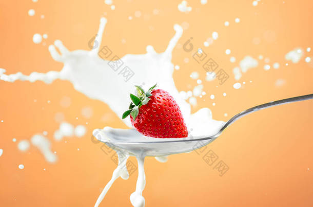 在黄河上孤立的牛奶草莓飞溅
