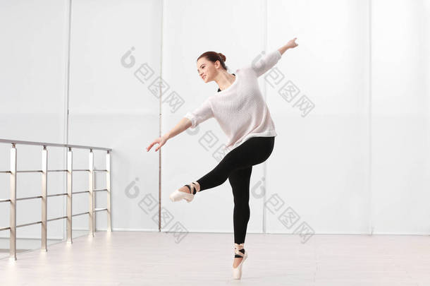 年轻美丽的芭蕾舞演员培训