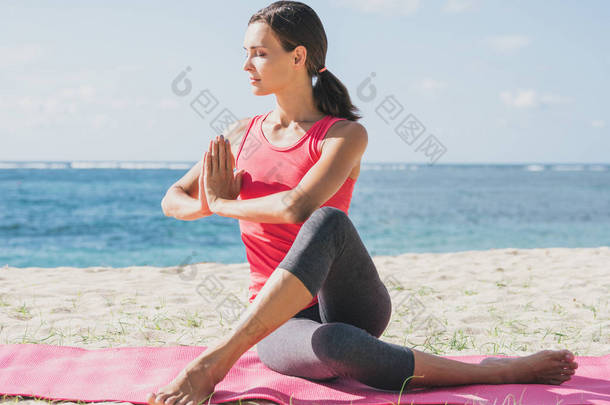 运动型女人做伸展瑜伽练习