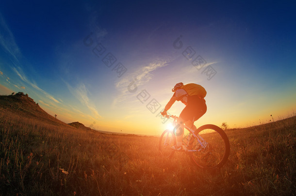 骑自行车的人和自行车对<strong>星空背景</strong>下的剪影.