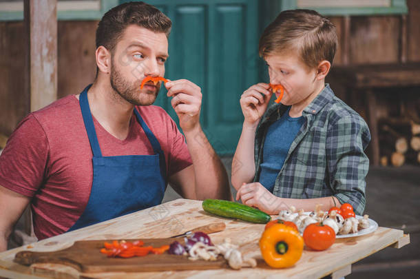 父亲和儿子切蔬菜 