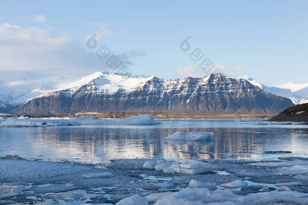 美丽的 Jokulsarlon 冬季湖山和蓝色天空背景