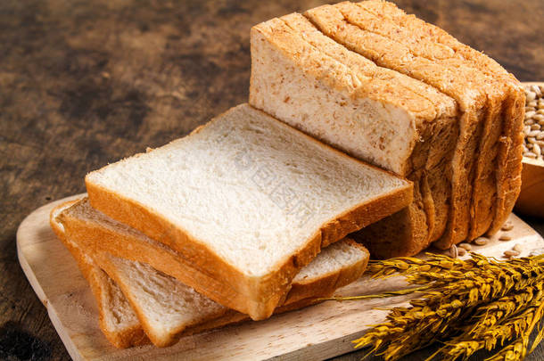 切片棕色面包和<strong>背景</strong>分离的白面包