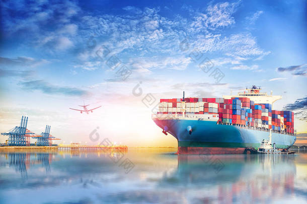 物流和国际集装箱船舶和货物货机在黄昏的天空，在海洋运输货物运输、 航运