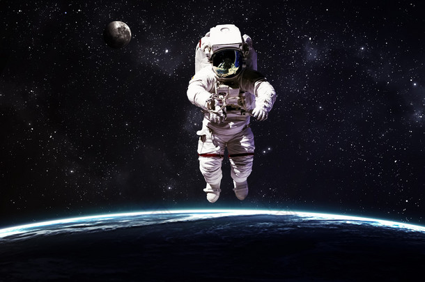 太空中的宇航员在地球的背景下