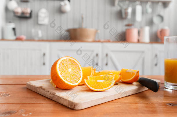 在木菜板上的橙子片。<strong>健康</strong>和<strong>美味</strong>的早餐