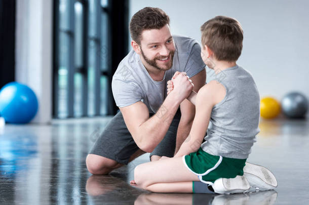 男孩和年轻人在健身中心