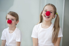 孩子们穿着小丑鼻子