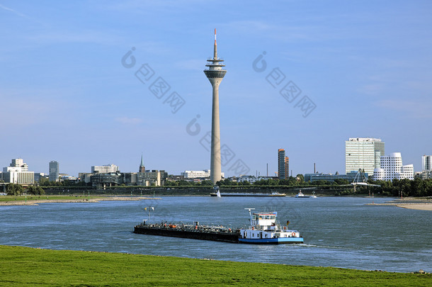 在杜塞尔多夫，德国 rheinturm 电视塔的视图