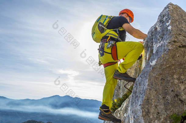 男子攀爬通过 ferrata