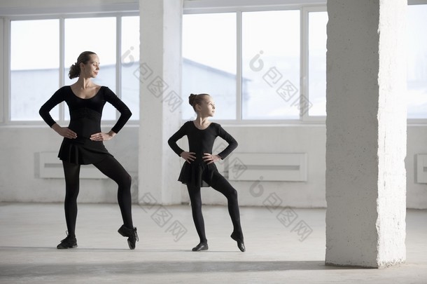 在现代舞蹈班的女舞者