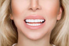 一个美丽、 面带笑容的女人，与洁白的牙齿的肖像