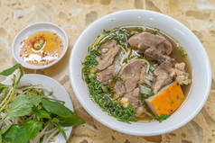 一碗美味的越南牛肉骨粉汤 